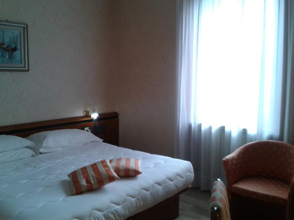 Hotel Villa Delle Ortensie Sant'Omobono Terme Room photo